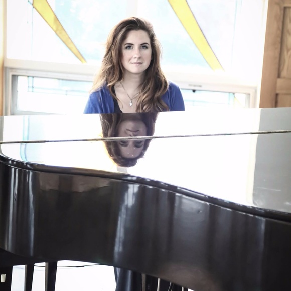 Meet your Posher, Dee - Picture 2 of 3